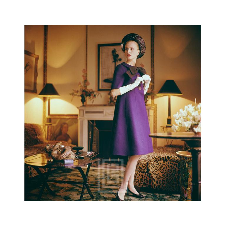 Figurative Photograph de Mark Shaw - Casas de diseño,  Vestido morado de Dior, 1960