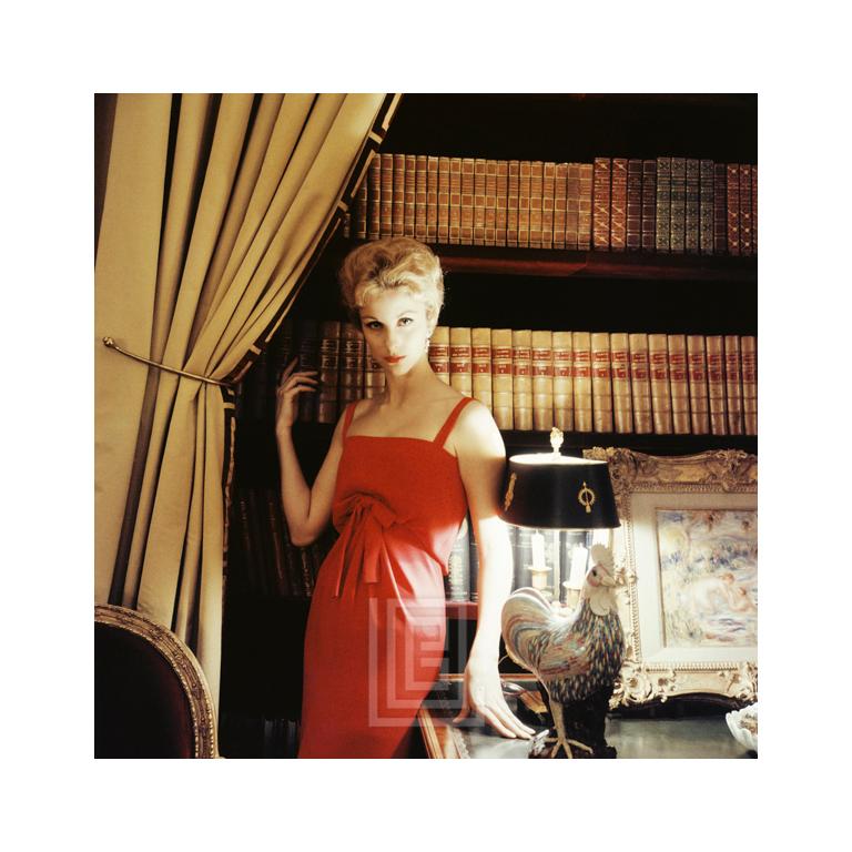 Mark Shaw Portrait Photograph – Designer's Homes Dolores Guinness, die Tochter von Gloria Guinness, trägt rotes Dior