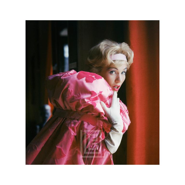 Figurative Photograph de Mark Shaw - Casas de diseñadores, Modelo en rosa Dior, Asomando, 1958