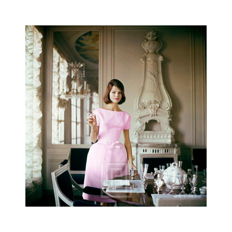 Mark Shaw Figurative Photograph – Designer's Homes, Modell trägt rosa Goma in Henry Samuel's Home, 1960