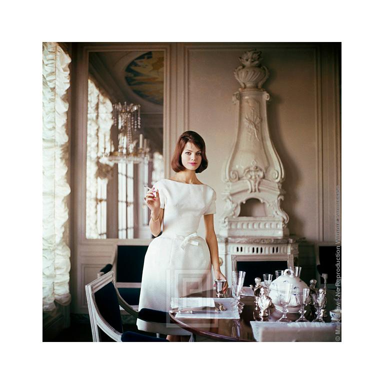 Casas de diseñadores, el modelo viste de blanco Goma en la casa de Henry Samuel, 1960