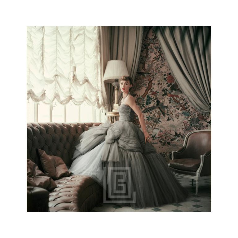 Mark Shaw Portrait Photograph – Sophie Malgat, Designerin in Dior's Homes, trägt Dior in Dior's Passy Home, 1953