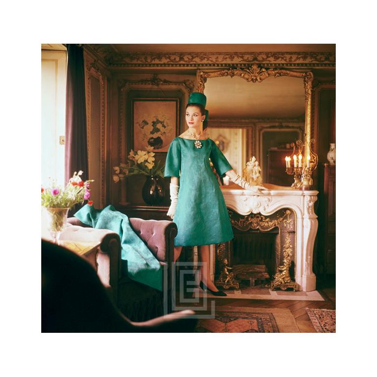 Mark Shaw Color Photograph – Designer's Homes, Teal Dior Kleid in Gold Room, 1960