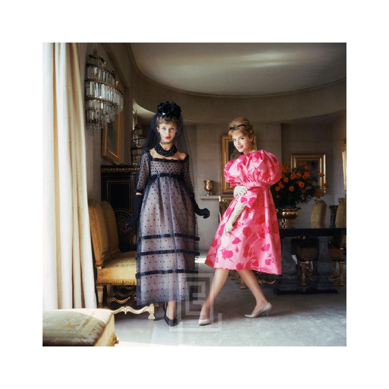 Designer-Wohnhäuser, zwei Mädchen in Rosa und Schwarz, 1958