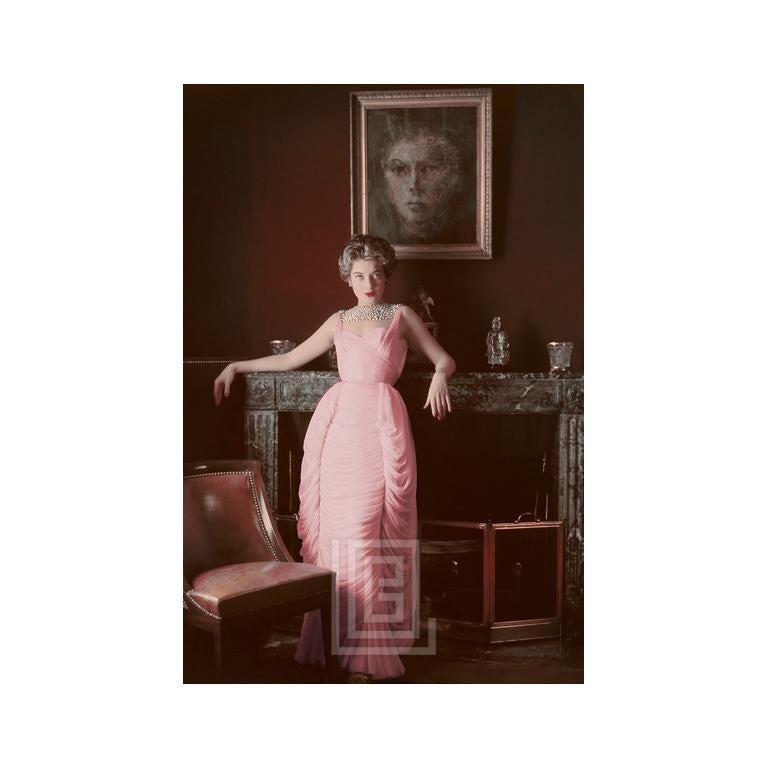 Mark Shaw Portrait Photograph – Designer's Homes, Viky Reynaud Wearing Desses Pinkes Kleid mit Porträt, 1953