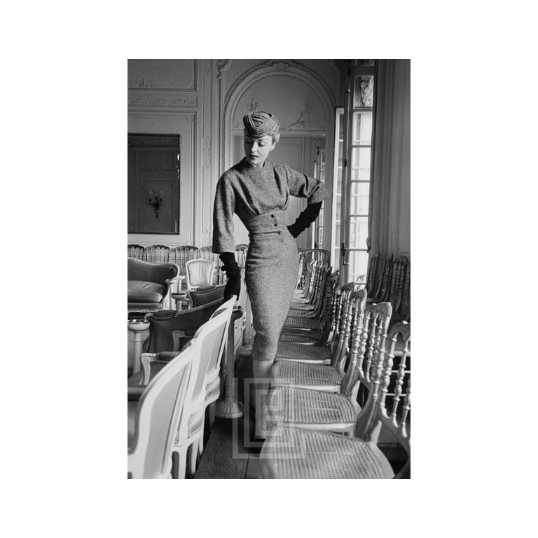 Figurative Photograph Mark Shaw - Dior, ensemble Claire in Belotte, 1953