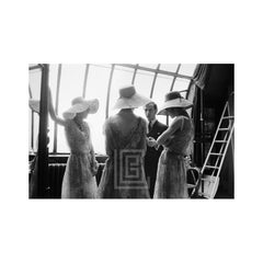 Dior, el diseñador Mark Bohan hablando con modelos en su salón, 1961