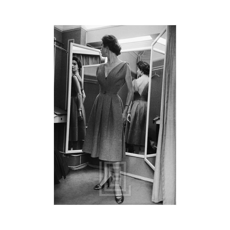 Mark Shaw Black and White Photograph – Dior, Gais Paris Ensemble in zwei Spiegeln, 1953