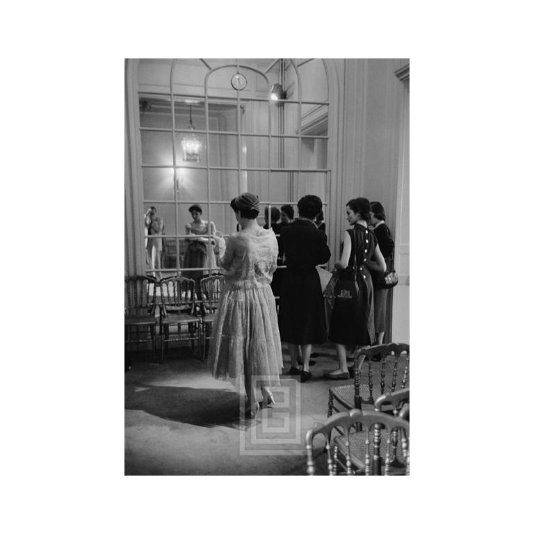 Mark Shaw fotografa le collezioni Dior a Parigi. Il formato dell'immagine è 13,75" x 20" (per un formato carta di 17" x 22"). Tutte le stampe di Mark Shaw sono realizzate su ordinazione in edizione limitata su carta fotografica Hahnemuhle. Ogni