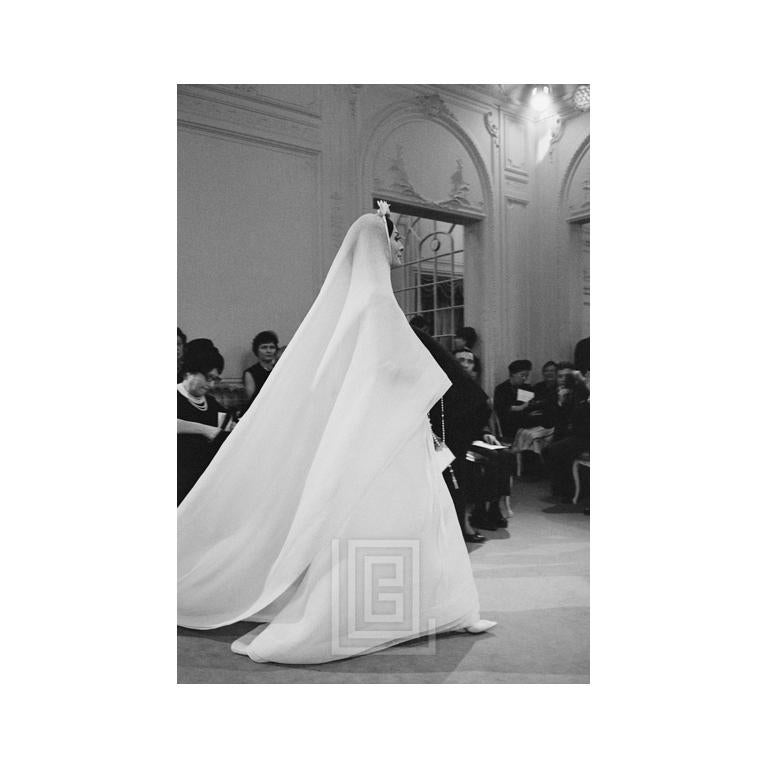 Figurative Photograph di Mark Shaw - Dior, la modella Kouka indossa l'imeneo, lato, 1961