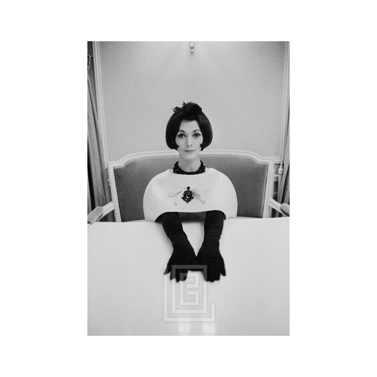 Black and White Photograph de Mark Shaw - Dior, la modelo Kouka lleva Novia, primer plano con guantes, 1959.