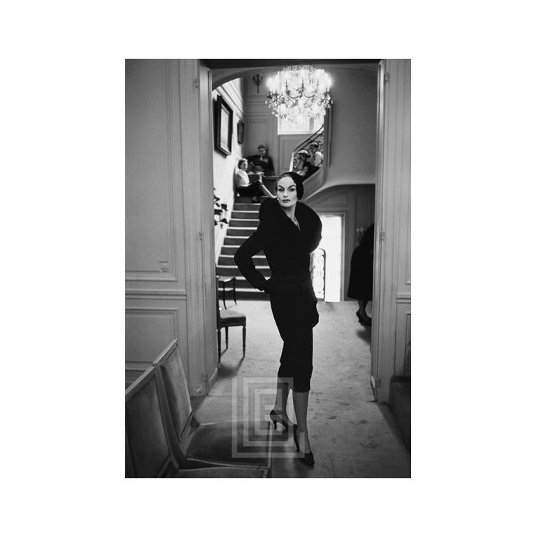 Figurative Photograph Mark Shaw - Dior, Modèle Vamps en costume noir, 1954.