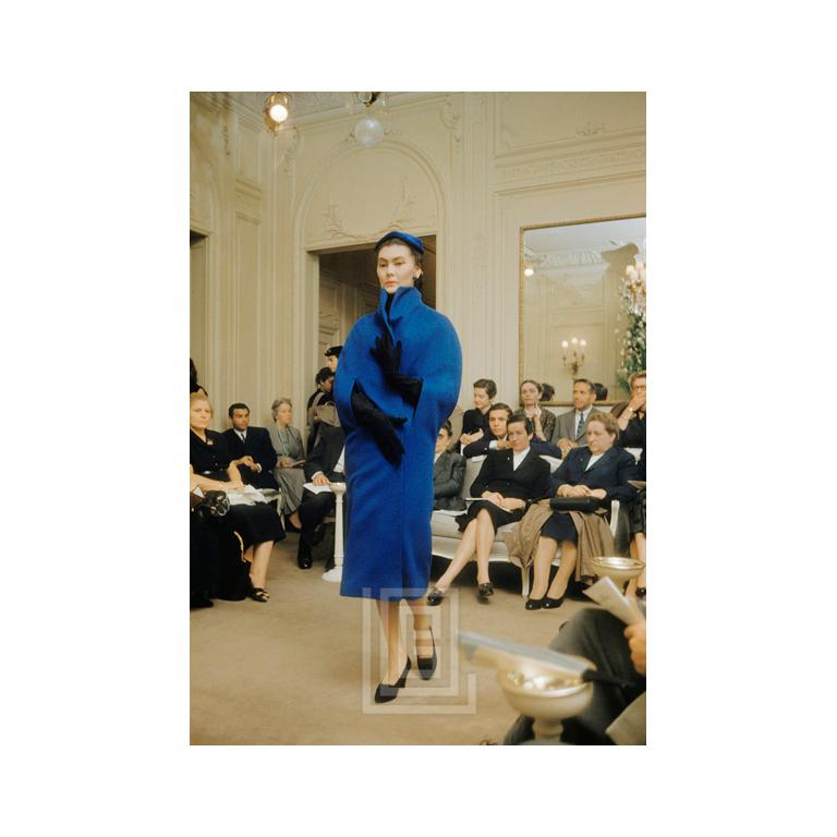 Mark Shaw Color Photograph – Dior, Modell in Enigme-blauem Mantel, 1954
