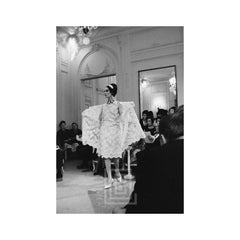 Dior, modelo con conjunto Feria, 1961