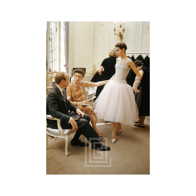 Mark Shaw Color Photograph – Dior, Odile Wears Rosa Cuba Kleid, 1954.