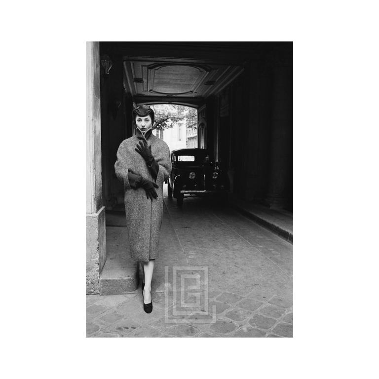 Figurative Photograph di Mark Shaw - Dior, Cappotto Ramses, 1954.