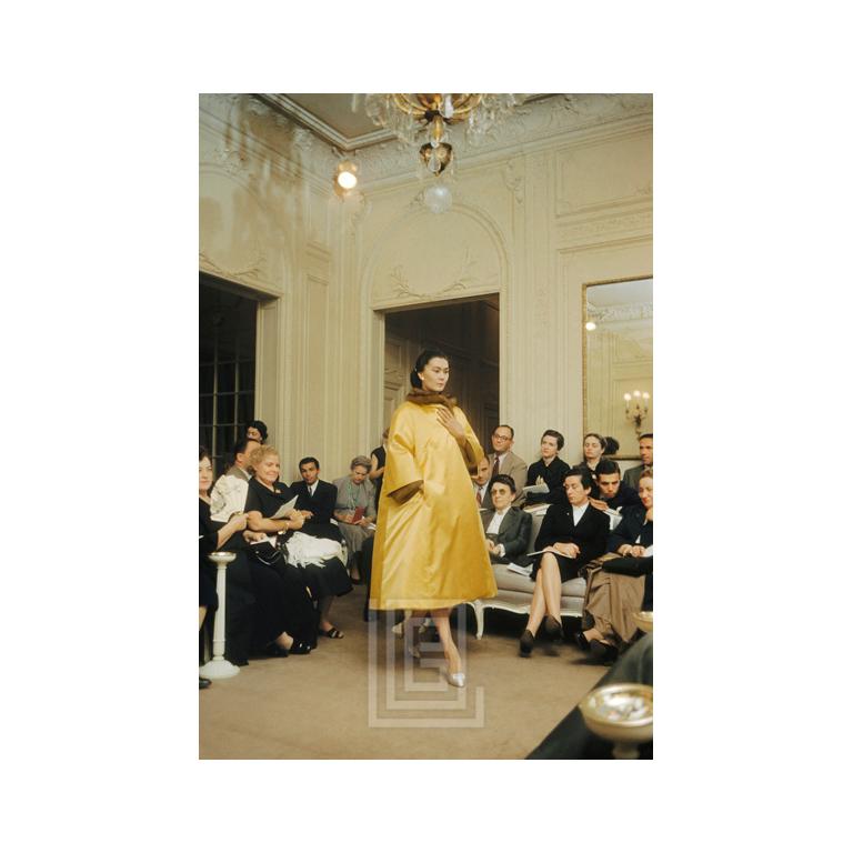 Mark Shaw Figurative Photograph – Dior Salon mit Alla in gelbem Satin-Artamene-Mantel, 1954