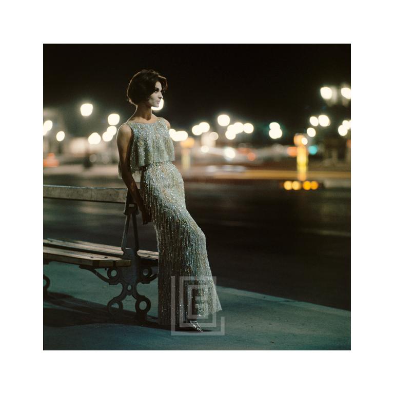 Mark Shaw Figurative Photograph – Christian Dior, Silbernes Paillettenkleid bei Nacht, 1961