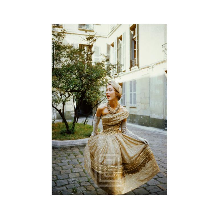 Color Photograph di Mark Shaw - Dior, Soiree de Lahore Gold, 1955
