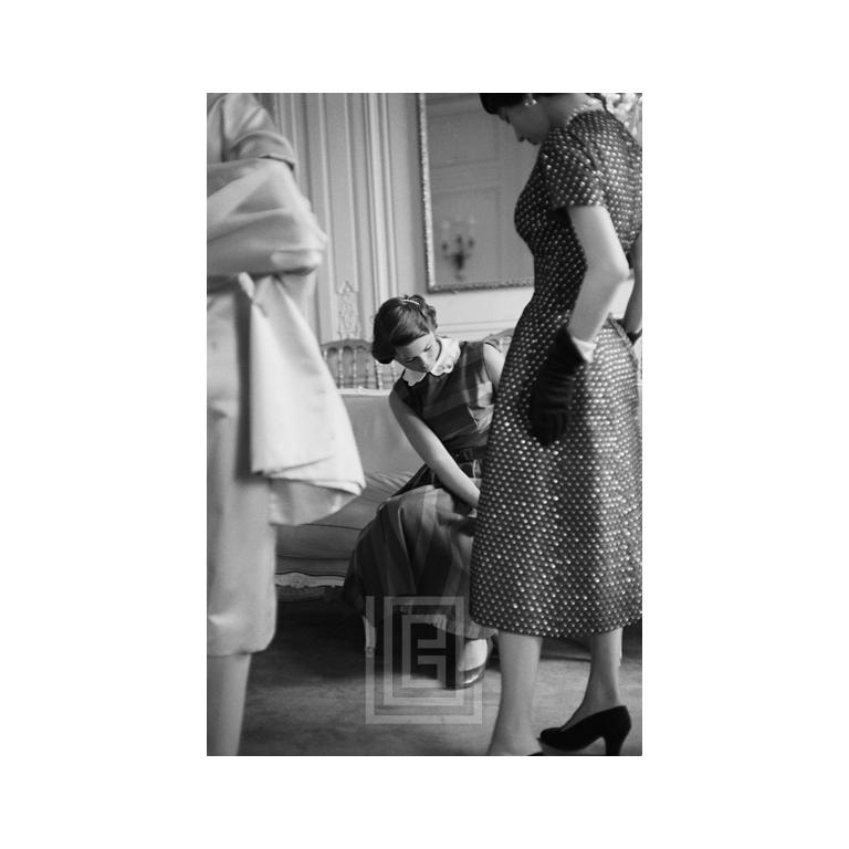 Mark Shaw Black and White Photograph – Christian Dior, Fernsehkleid, 1953