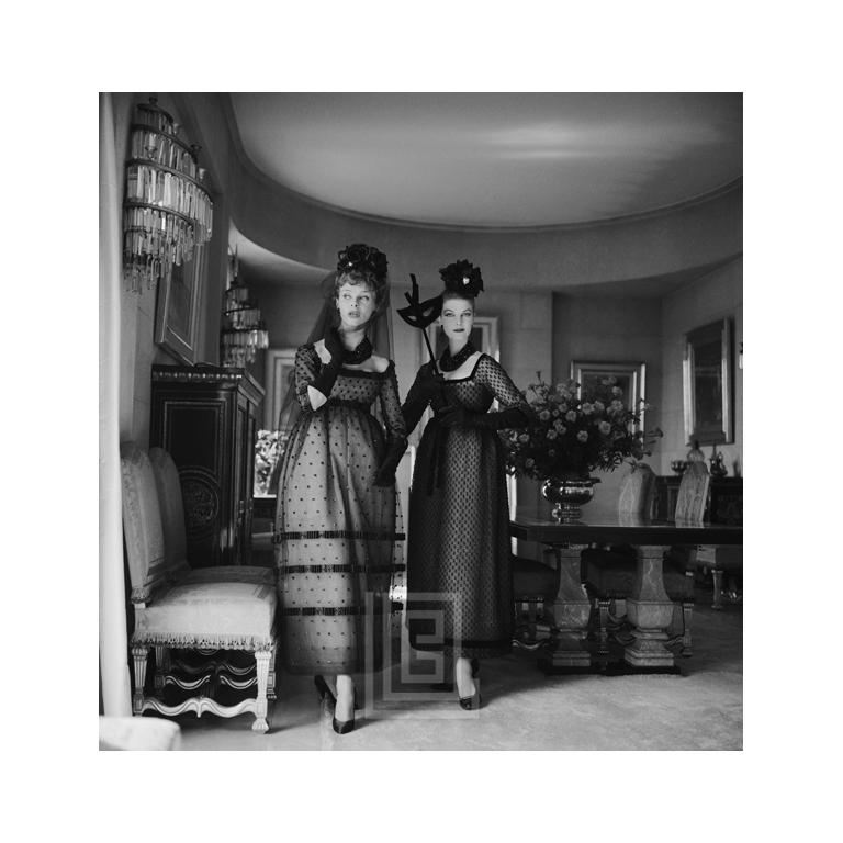 Figurative Photograph de Mark Shaw - Dior, Dos chicas con vestidos del nuevo diseñador de DIor, Yves St. Laurent, BW, 1958