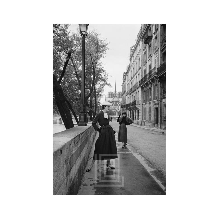 Black and White Photograph Mark Shaw - Dior, deux modèles dans la ligne Vivante, « 1953 », 1956