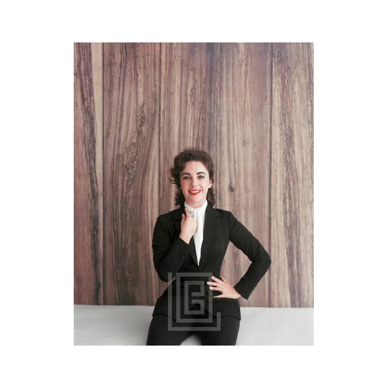 Mark Shaw Color Photograph – Elizabeth Taylor Schwarzer Anzug, Hand zum Revers, 1956