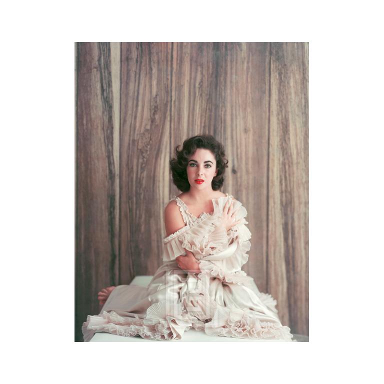 Mark Shaw Portrait Photograph – Elizabeth Taylor in Frills mit Hand an der Schulter, 1956