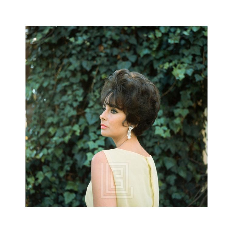 Portrait Photograph Mark Shaw - Elizabeth Taylor en mousseline de soie jaune, Looks Away, 1961