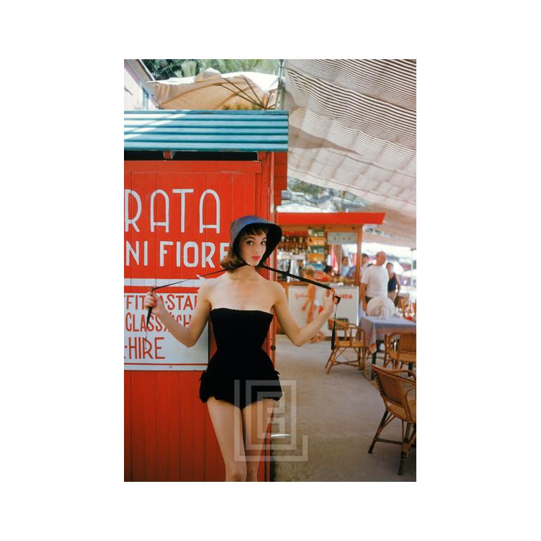 Elsa Martinelli in pagliaccetto nero a Portofino, 1954