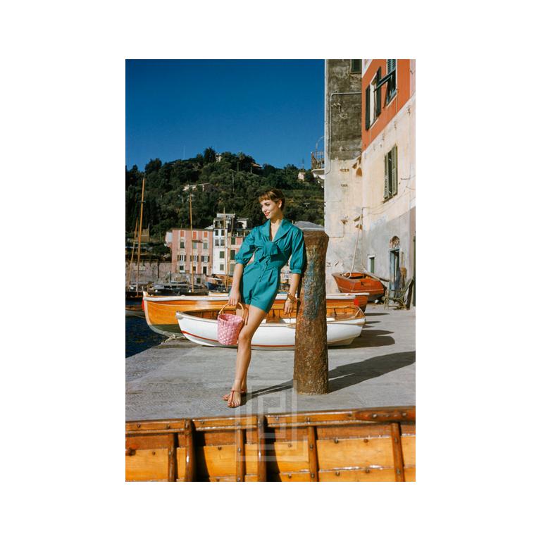 Mark Shaw Color Photograph – Elsa Martinelli in Portofino in Teal getragen, 1955