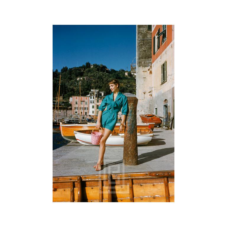 Color Photograph di Mark Shaw - Elsa Martinelli indossa l'alzavola a Portofino, 1955
