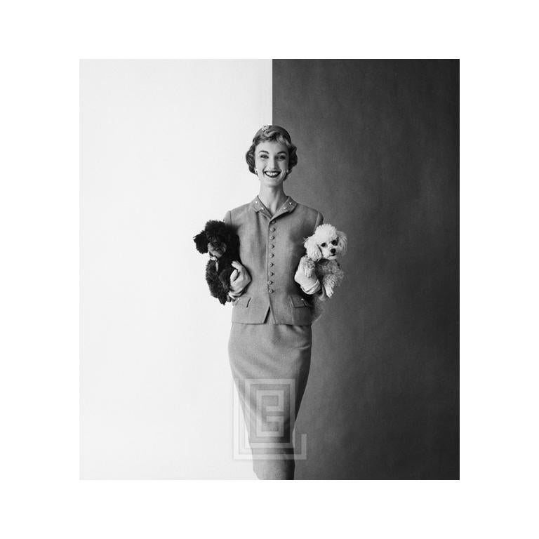 Figurative Photograph di Mark Shaw - Evelyn Tripp con due barboncini, fronte, 1954.
