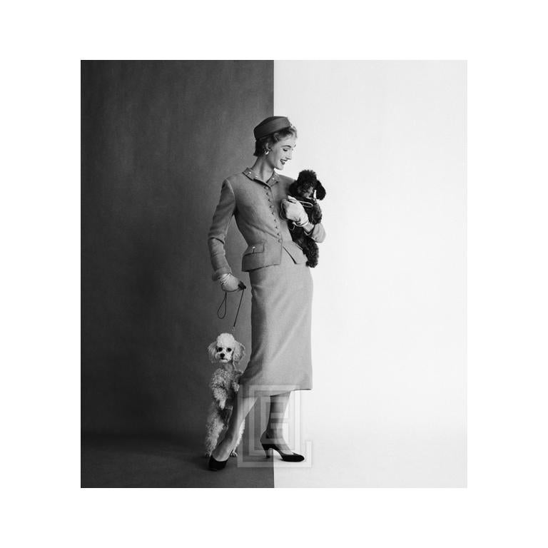 Figurative Photograph di Mark Shaw - Evelyn Tripp con due barboncini, fronte, 1954.