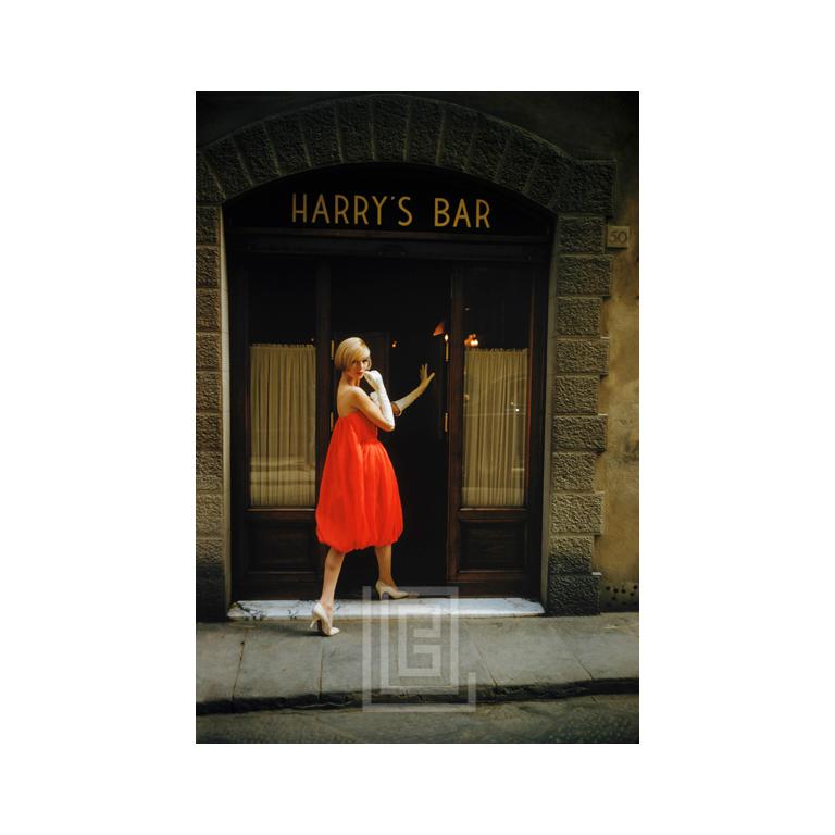 Mark Shaw Color Photograph - Fabiani Bag Dress Outside Harry's Bar, Paris, 1957