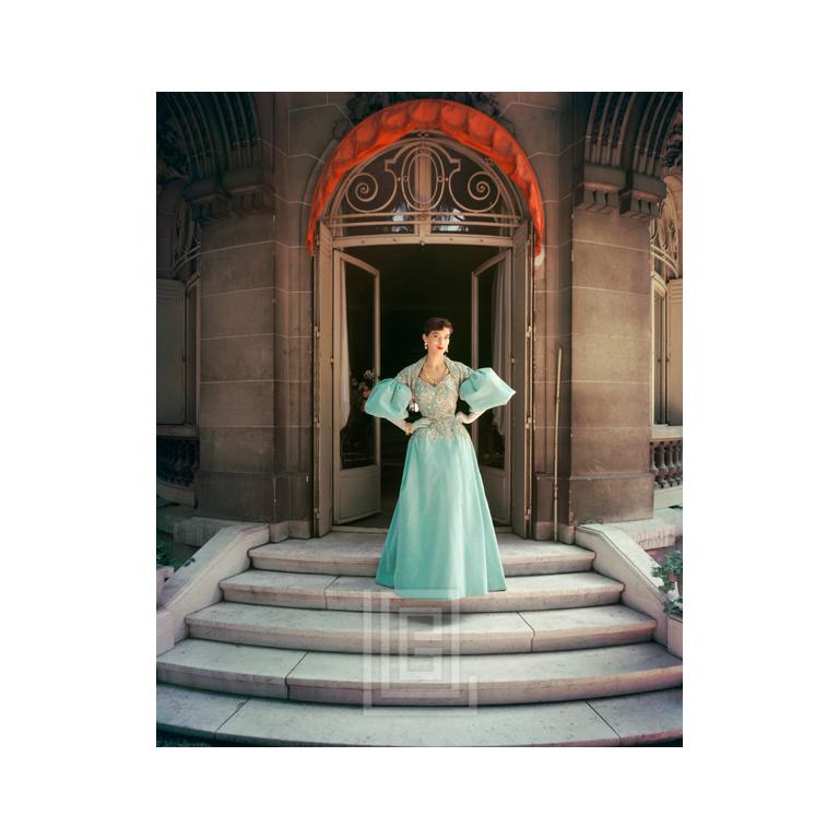 Mark Shaw Color Photograph – Blaues Fath-Ballkleid im Hof, 1955