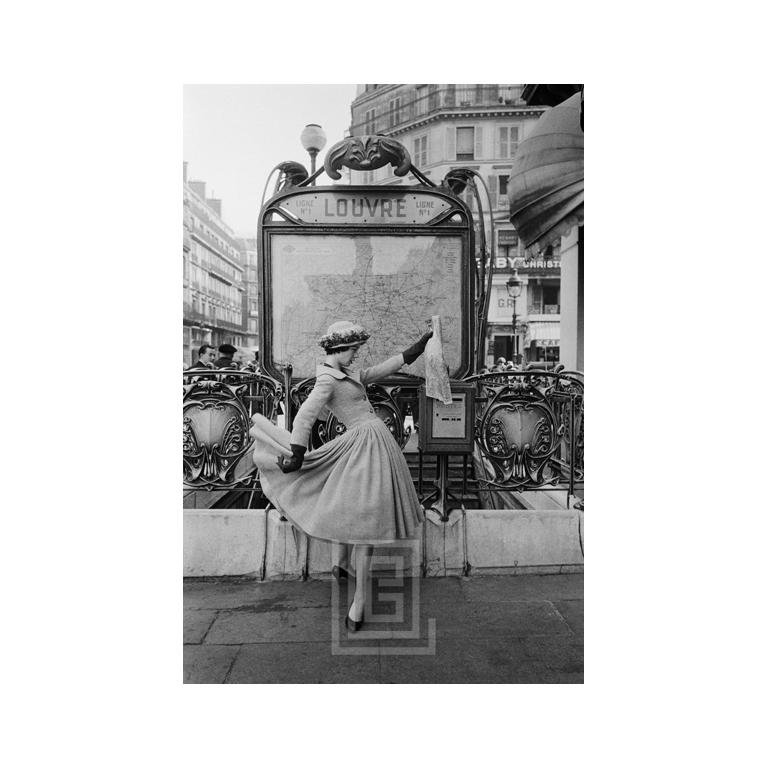 Mark Shaw Black and White Photograph – Graues Dior Outside Paris Louvre Metro, BW 1957