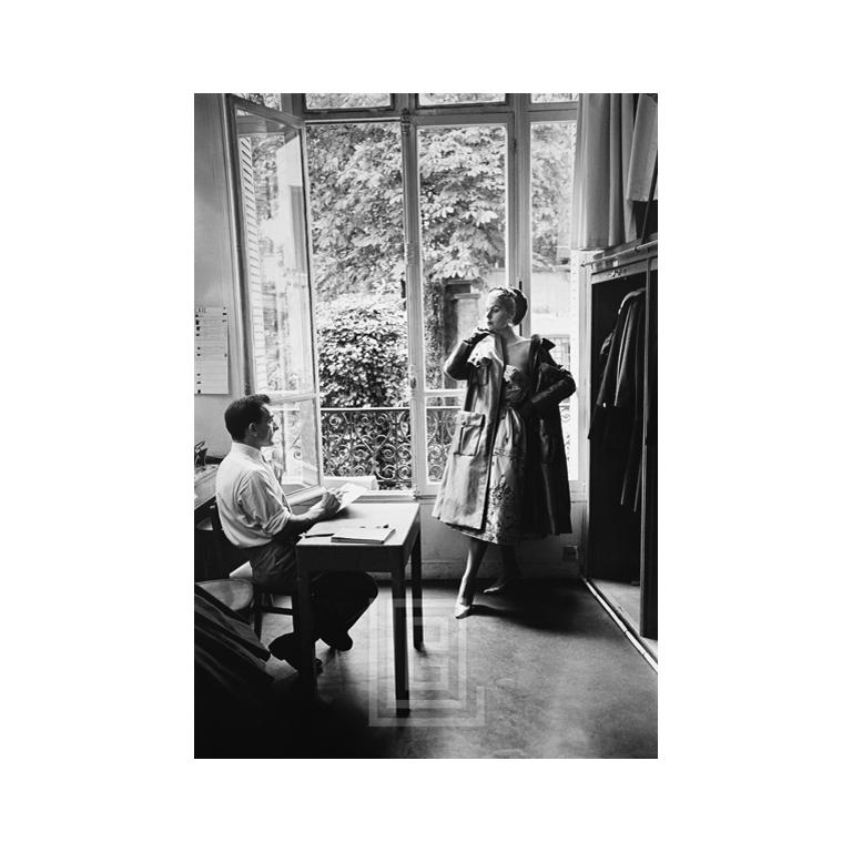 Black and White Photograph de Mark Shaw - Modelo de bocetos de Guy Laroche, 1954