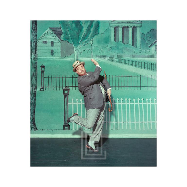Color Photograph de Mark Shaw - Jackie Gleason da una patada, 1959