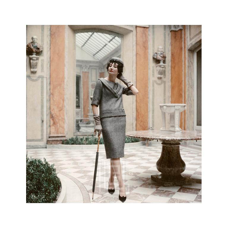 Color Photograph Mark Shaw - Jacqueline de Ribes en costume Dior gris, 1959