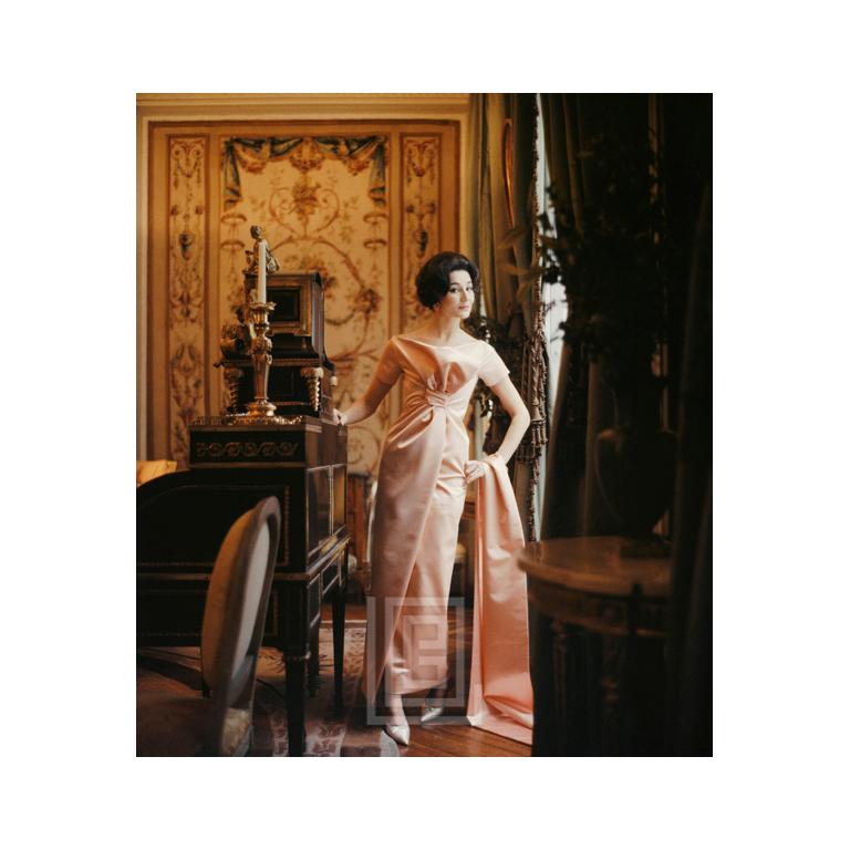 Color Photograph di Mark Shaw - Jacqueline de Ribes in abito Dior color pesca, 1959