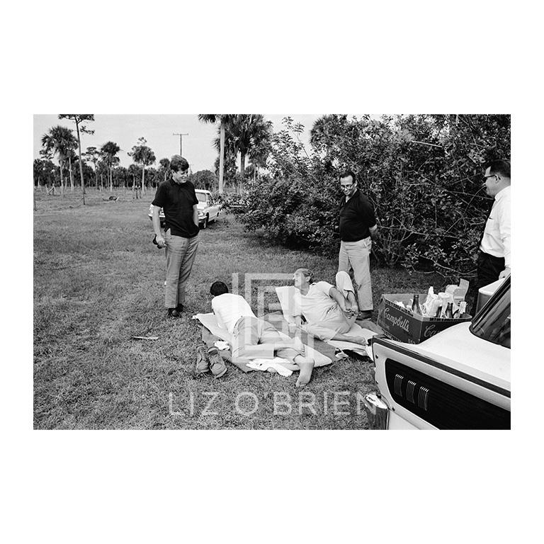 Figurative Photograph de Mark Shaw - Visita de JFK y el Dr. Max con los excursionistas Stash y los chicos, 1963