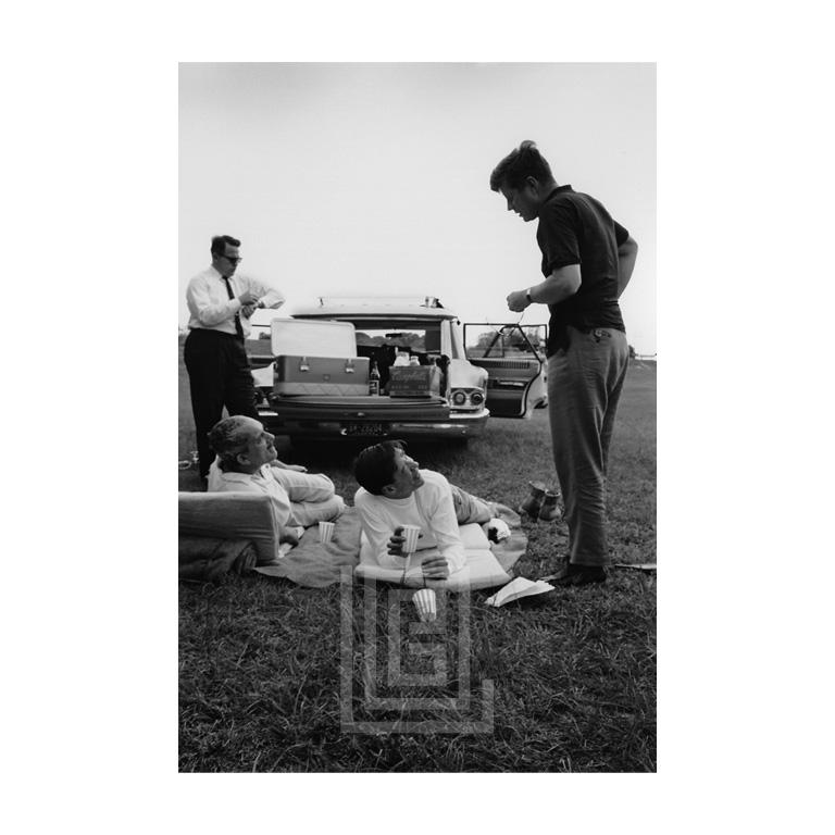 Black and White Photograph de Mark Shaw - JFK visita a Stash y Chuck durante la Caminata de 1963