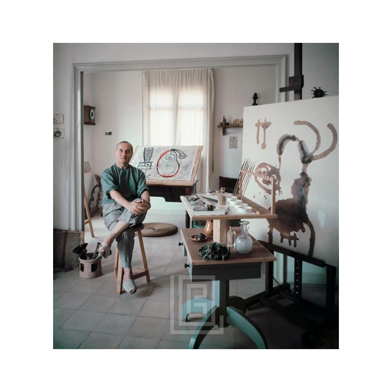 Color Photograph de Mark Shaw - Joan Miró en el estudio, 1955