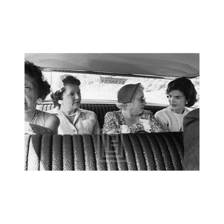 Figurative Photograph di Mark Shaw - Campagna Kennedy, Jackie in auto con le signore del posto, 1959