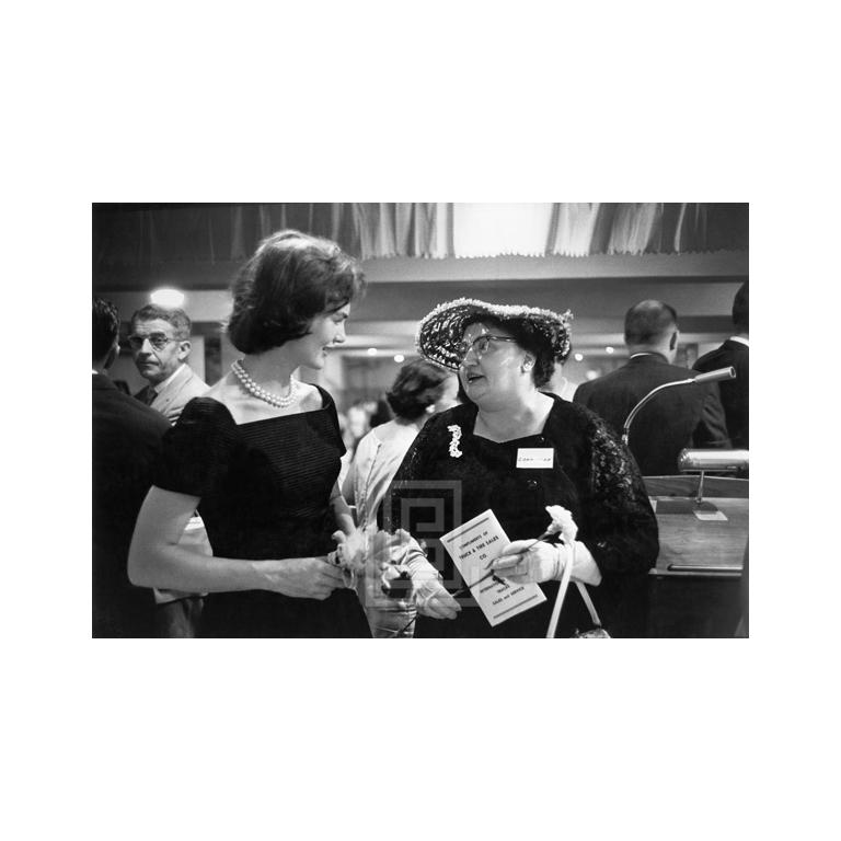 Black and White Photograph di Mark Shaw - Campagna Kennedy, Jackie incontra la popolazione locale, 1959