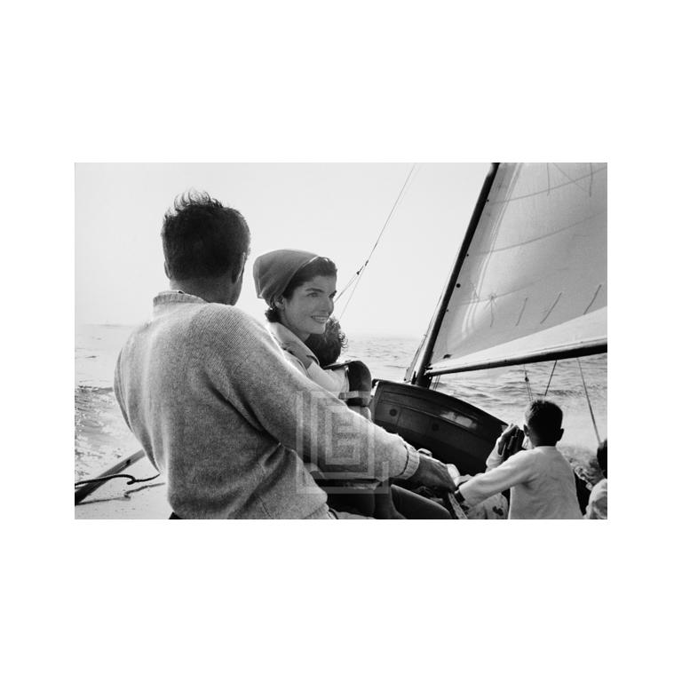 Mark Shaw Black and White Photograph – Jackie Kennedy, Familie, Segeln auf Nantucket Sound, Jackie Prominent, 1959