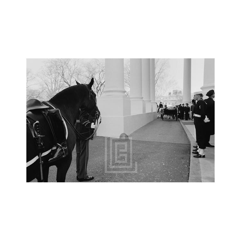 Mark Shaw Figurative Photograph – Kennedy Kennedy, Funeral, trägerloses Pferd mit rückenfreiem Stiefel, 1963