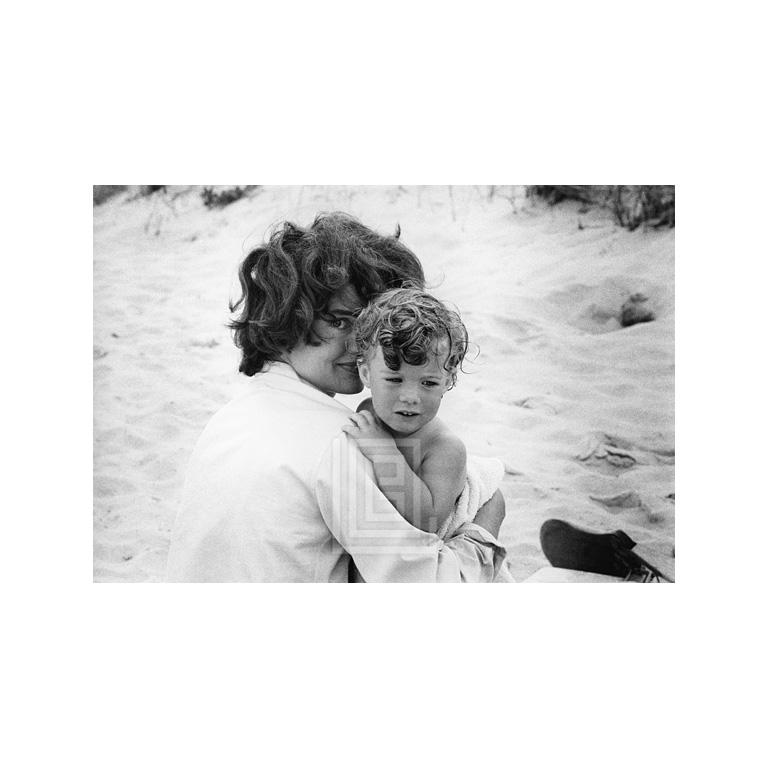 Mark Shaw Black and White Photograph – Kennedy, Jackie und Caroline, Buchcover, 1959