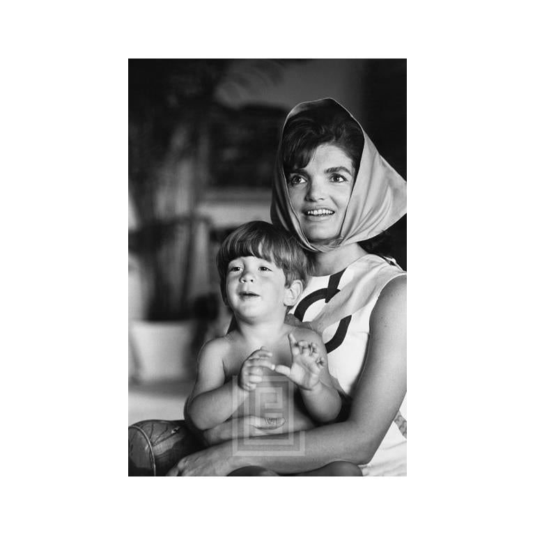 Black and White Photograph de Mark Shaw - Kennedy, Jackie y John Jr. en Palm Beach, 1963
